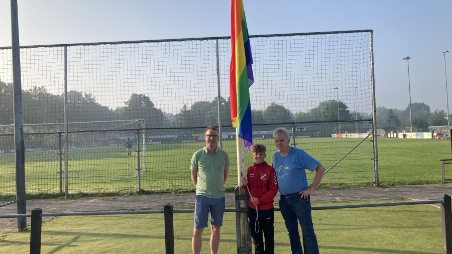 Regenboogvlag hangt weer bij SC Hoevelaken